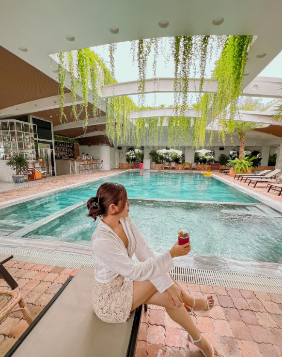 Cà phê cùng chiếc hồ bơi chanh sả giữa lòng Quận 1