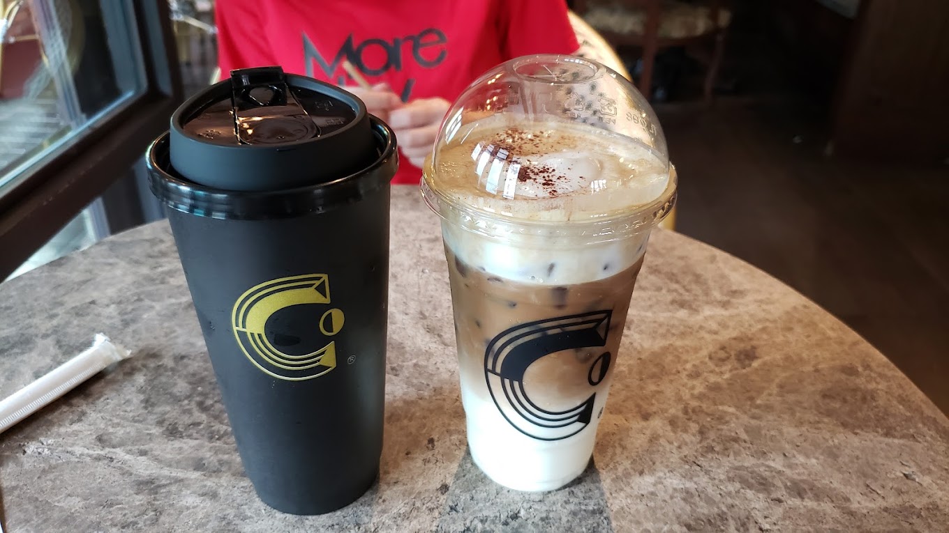 Quán có view xịn, đa số các bạn trẻ đến chụp ảnh checkin theo kiểu hoài cổ khá nhiều, trang trí rất đẹp luôn